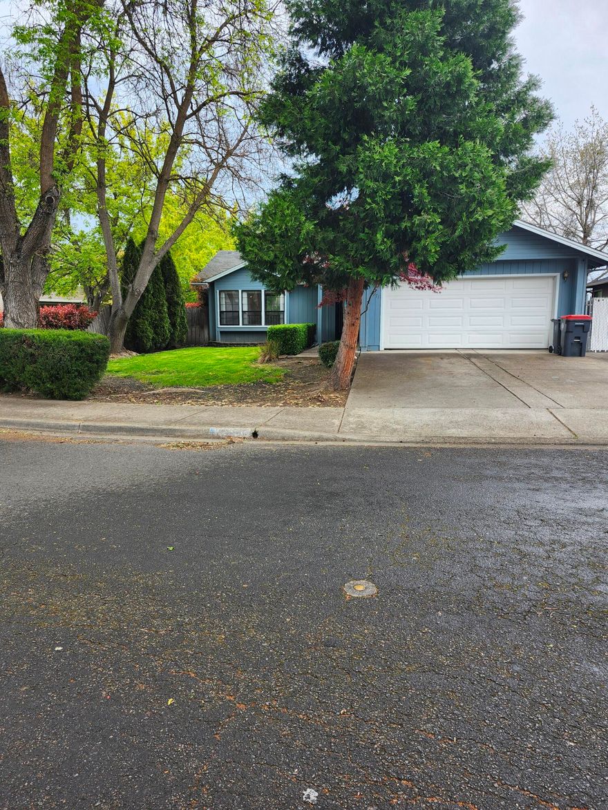 Located minutes from Abraham Lincoln Elementary in a desirable east Medford neighborhood.  Great floor plan with vaulted ceiling in step-down living room.  New interior paint throughout, oak cabinetry, hardwood entry.  RV parking, well maintained yard.