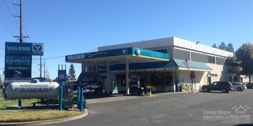 Great location for your professional office along S. Highway 97 in Bend. The Southgate Center provides tenants and their clients with easy access and abundant parking. There are 2 units available which are 480 SF (Suite #229) and 475 SF (Suite #227). Both units are available immediately.