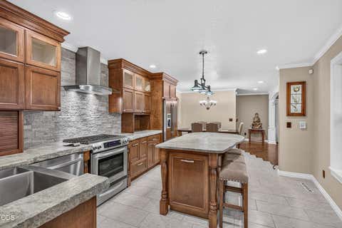 Tiny photo for 2201 Siskiyou Boulevard, Medford, OR 97504 (MLS # 220226652)