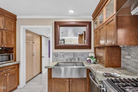 Tiny photo for 2201 Siskiyou Boulevard, Medford, OR 97504 (MLS # 220226652)