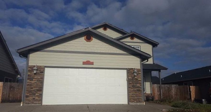 Nice 2 story home - 4 bedroom, 2.5 bathrooms in a great Central Point neighborhood.