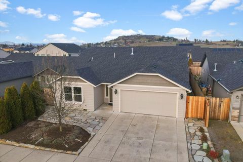 Photo of 3471 Cascara Street, Medford, OR 97504 (MLS # 220215769)