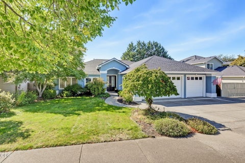 Photo of 2663 Kerrisdale Ridge Drive, Medford, OR 97504 (MLS # 220228494)