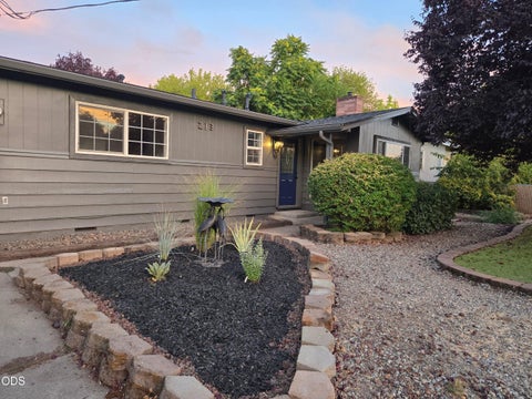 Photo of 213 Corcoran Lane, Central Point, OR 97502 (MLS # 220229039)