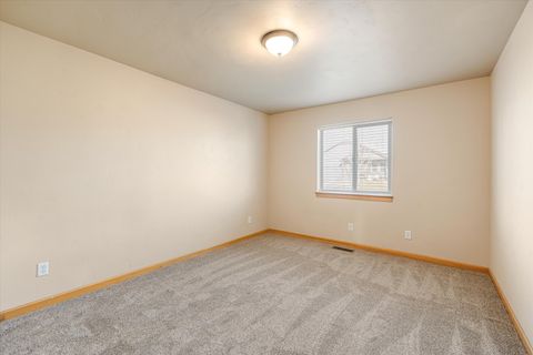 Tiny photo for 722 NE Redwood Avenue, Redmond, OR 97756 (MLS # 220212740)