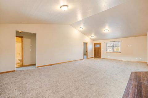 Tiny photo for 722 NE Redwood Avenue, Redmond, OR 97756 (MLS # 220212740)