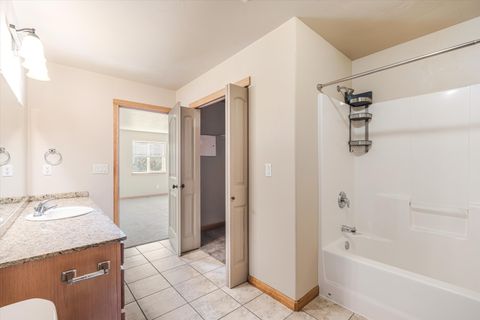 Tiny photo for 722 NE Redwood Avenue, Redmond, OR 97756 (MLS # 220212740)