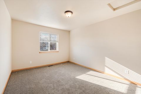 Tiny photo for 722 NE Redwood Avenue, Redmond, OR 97756 (MLS # 220212740)