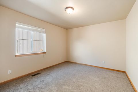 Tiny photo for 722 NE Redwood Avenue, Redmond, OR 97756 (MLS # 220212740)