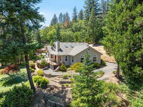 Photo of 404 Mountain Paradise Drive, Grants Pass, OR 97526 (MLS # 220214807)