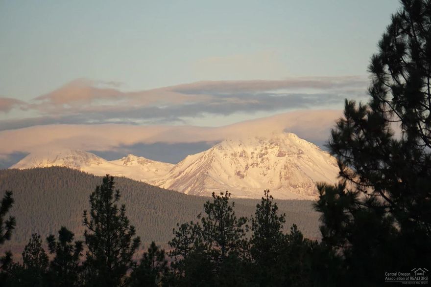 The perfect site for your new home. This fairly flat parcel sits on a ridge, and offers unobstructed Cascade Mountain Views. Quiet and secluded location at the end of Idanha Court. Very nice neighborhood.