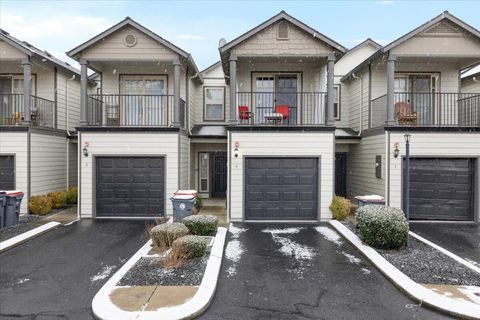 Photo of 2210 E Barnett Road #6, Medford, OR 97504 (MLS # 220215706)