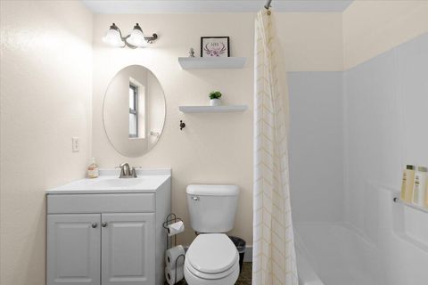 Tiny photo for 2210 E Barnett Road #6, Medford, OR 97504 (MLS # 220215706)