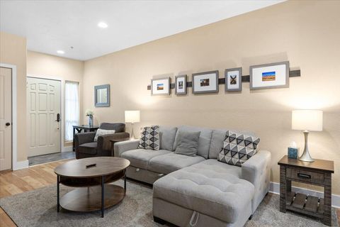 Tiny photo for 2210 E Barnett Road #6, Medford, OR 97504 (MLS # 220215706)