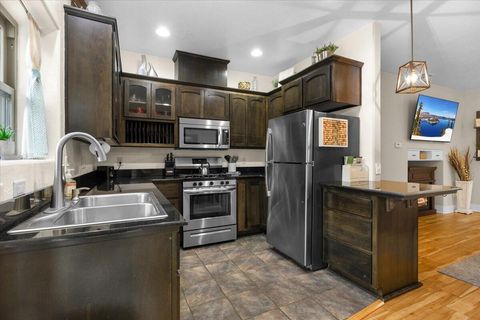 Tiny photo for 2210 E Barnett Road #6, Medford, OR 97504 (MLS # 220215706)