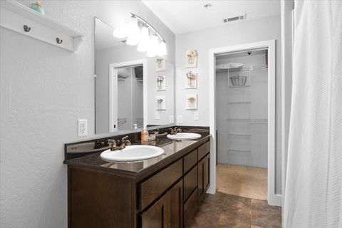 Tiny photo for 2210 E Barnett Road #6, Medford, OR 97504 (MLS # 220215706)