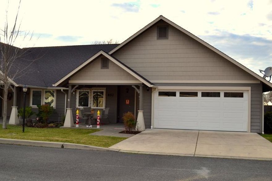 Nice unit in Kinsington Court. Rare bonus room model. Hardwood floors, granite counters, custom appliances, gas heat. This is a 55+ community and the HOA fees include water, sewer, exterior maintenance and yard care. This unit is handicap friendly. These hardly come up for sale and new units under construction are different floor plans.