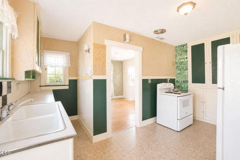 Tiny photo for 708 Park Avenue, Medford, OR 97501 (MLS # 220227411)