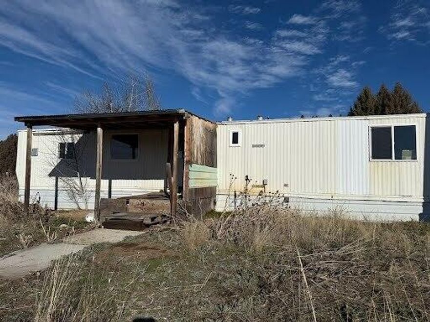 Rare opportunity to own 2 river front adjacent lots! Amazing river front views! 1980 model manufactured home of little or no value. Has well on each lot. septic and power at the pole to the home lot. Build your dream home! Cash sale. Possible build on both lots, call Klamath County to inquire,
buyer to do their own due diligence.