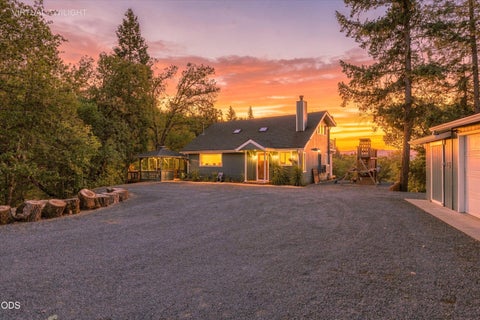 Photo of 433 Hawksdale Drive, Grants Pass, OR 97526 (MLS # 220229365)