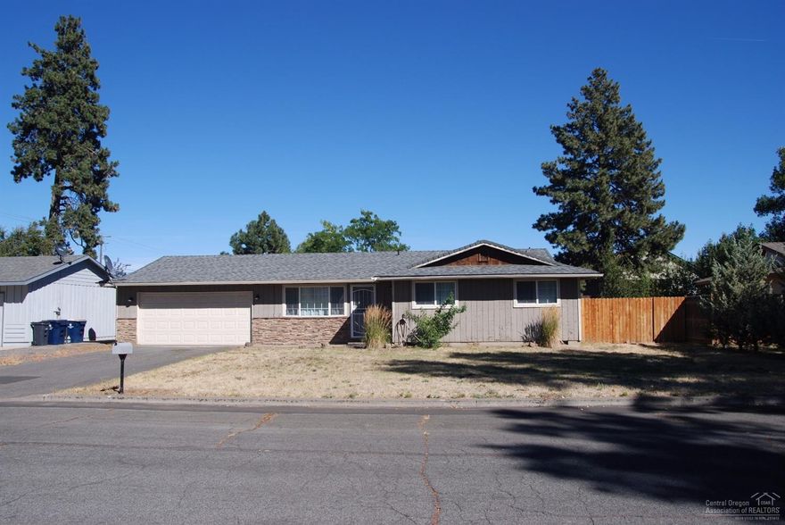 Cute house with a large lot close to everything SE Bend has to offer. 3 Bedrooms 1.5 Bath home on almost a 1/4 acre, 1022 sq feet.