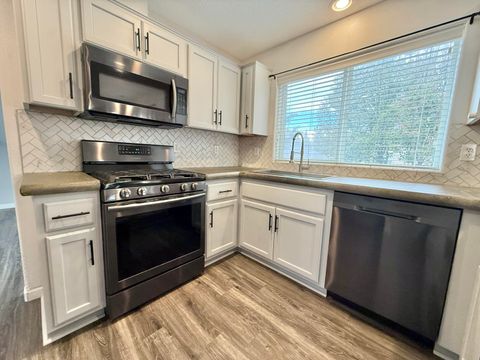 Tiny photo for 5135 Hickory Lane, Klamath Falls, OR 97601 (MLS # 220211202)