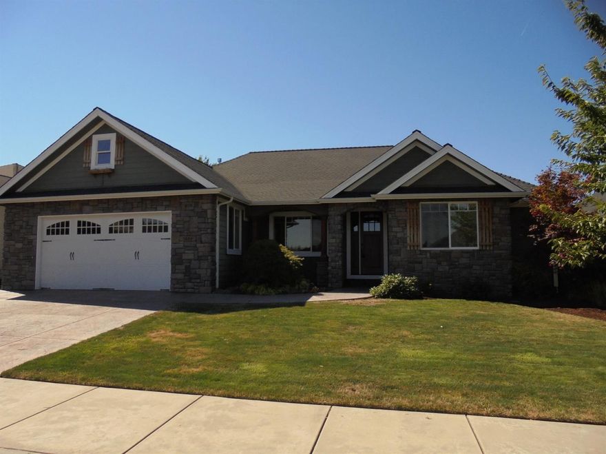 Immaculate condition. This 4 bdrm home on large lot with over sized garage. Large spacious kitchen, great room w/gas fireplace. The master suite has a jetted tub, large walk-in closet.