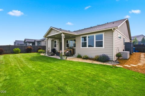 Tiny photo for 4471 SW Majestic Avenue, Redmond, OR 97756 (MLS # 220225837)