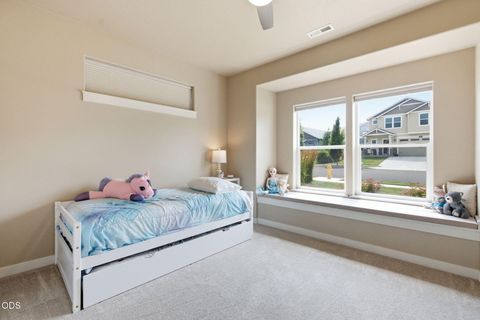 Tiny photo for 4471 SW Majestic Avenue, Redmond, OR 97756 (MLS # 220225837)
