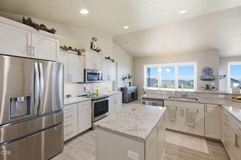 Tiny photo for 4471 SW Majestic Avenue, Redmond, OR 97756 (MLS # 220225837)