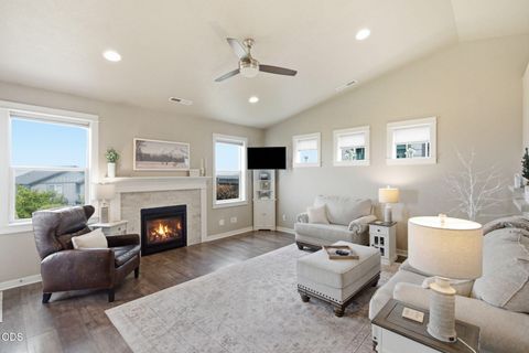 Tiny photo for 4471 SW Majestic Avenue, Redmond, OR 97756 (MLS # 220225837)