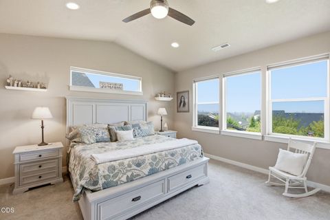 Tiny photo for 4471 SW Majestic Avenue, Redmond, OR 97756 (MLS # 220225837)