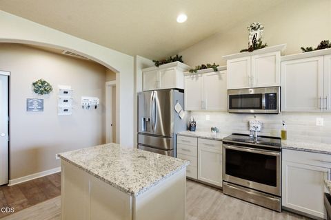 Tiny photo for 4471 SW Majestic Avenue, Redmond, OR 97756 (MLS # 220225837)