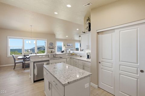 Tiny photo for 4471 SW Majestic Avenue, Redmond, OR 97756 (MLS # 220225837)