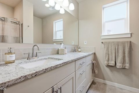 Tiny photo for 4471 SW Majestic Avenue, Redmond, OR 97756 (MLS # 220225837)
