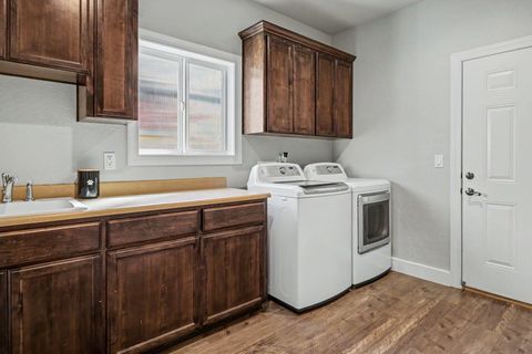Tiny photo for 1043 Sandoz Street, Central Point, OR 97502 (MLS # 220221171)