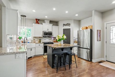 Tiny photo for 1043 Sandoz Street, Central Point, OR 97502 (MLS # 220221171)