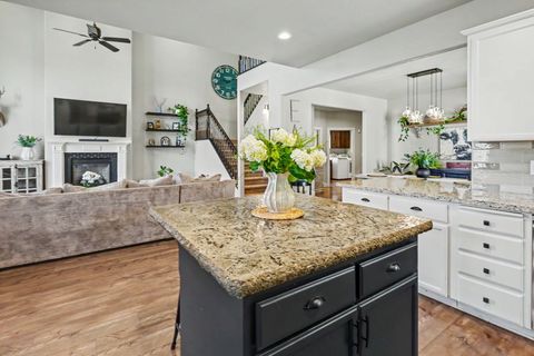 Tiny photo for 1043 Sandoz Street, Central Point, OR 97502 (MLS # 220221171)