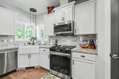 Tiny photo for 1043 Sandoz Street, Central Point, OR 97502 (MLS # 220221171)