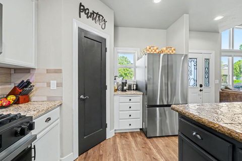 Tiny photo for 1043 Sandoz Street, Central Point, OR 97502 (MLS # 220221171)