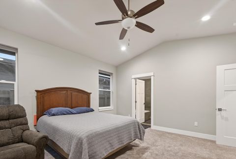 Tiny photo for 917 NE Discovery Loop, Prineville, OR 97754 (MLS # 220214237)