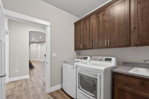 Tiny photo for 917 NE Discovery Loop, Prineville, OR 97754 (MLS # 220214237)