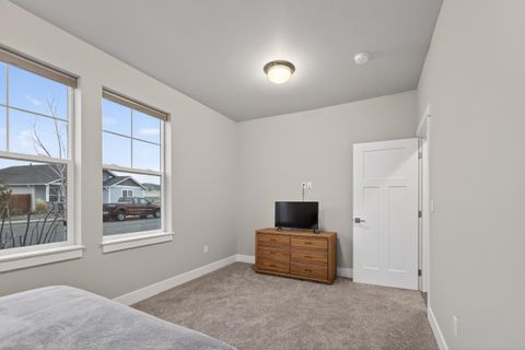 Tiny photo for 917 NE Discovery Loop, Prineville, OR 97754 (MLS # 220214237)