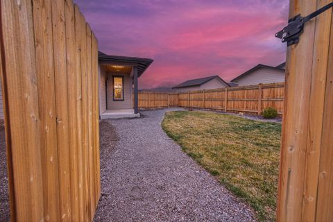 Tiny photo for 917 NE Discovery Loop, Prineville, OR 97754 (MLS # 220214237)