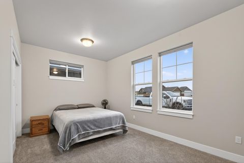 Tiny photo for 917 NE Discovery Loop, Prineville, OR 97754 (MLS # 220214237)