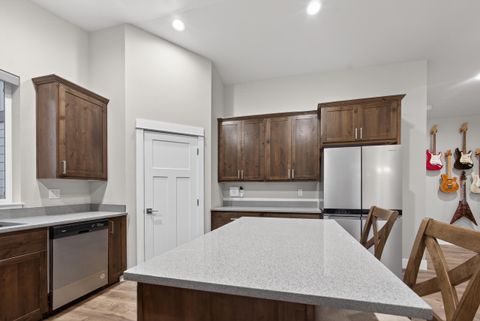 Tiny photo for 917 NE Discovery Loop, Prineville, OR 97754 (MLS # 220214237)