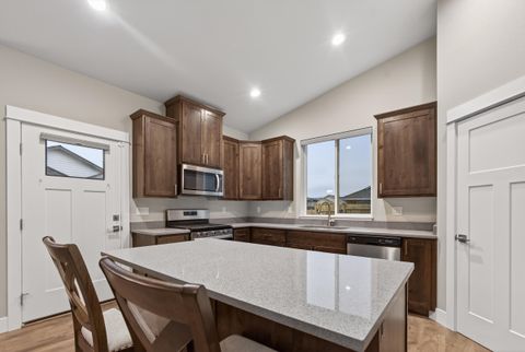 Tiny photo for 917 NE Discovery Loop, Prineville, OR 97754 (MLS # 220214237)