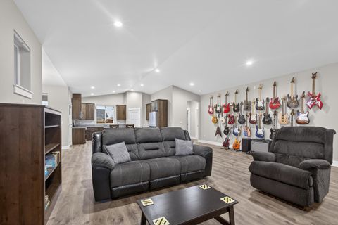 Tiny photo for 917 NE Discovery Loop, Prineville, OR 97754 (MLS # 220214237)