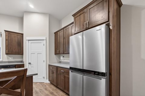 Tiny photo for 917 NE Discovery Loop, Prineville, OR 97754 (MLS # 220214237)