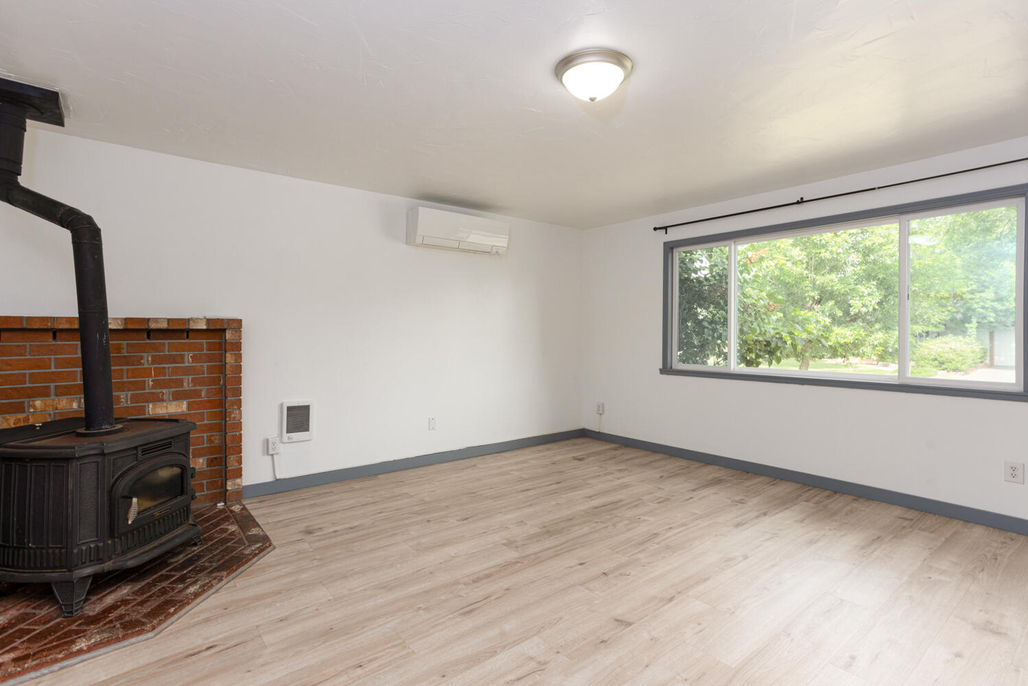 Janela Court - Residential